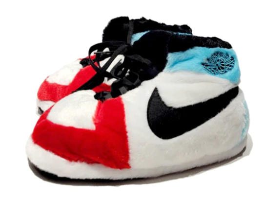 Chaussons Nike pour bébé, sneakers confortables et légers, en bleu, blanc et rouge, portés sur un pied